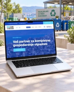 Web stranica ECOcode prikazana na laptopu s reciklažnim dvorištem u pozadini.