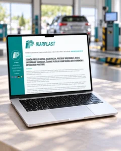 Web stranica Ikarplast prikazana na laptopu sa stanicom za tehnički pregled vozila u pozadini.