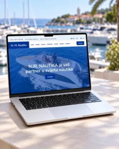 Web stranica N. I R. Nautika prikazana na laptopu s marinom i plovilima u pozadini.