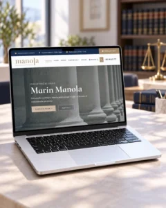 Web stranica odvjetničkog ureda Marin Manola prikazana na laptopu s pravnom knjižnicom u pozadini.