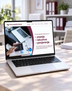 Web stranica Poreznog savjetništva Dujmović prikazana na laptopu s uredom u pozadini.