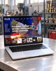 Web stranica tvrtke RAM prikazana na laptopu.