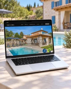 Web stranica Ville Aria prikazana na laptopu uz bazen.