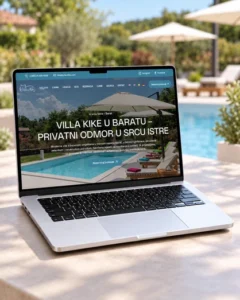 Web stranica Ville Kike prikazana na laptopu s bazenom i terasom u pozadini.