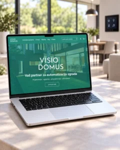 Web stranica Visio Domus prikazana na laptopu s modernim pametnim domom u pozadini.