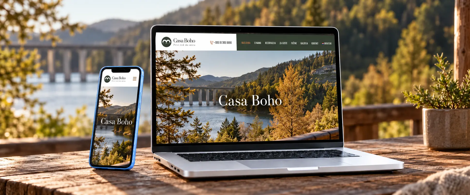 Web stranica kuće za odmor Casa Boho u Fužinama prikazana na laptopu i mobitelu