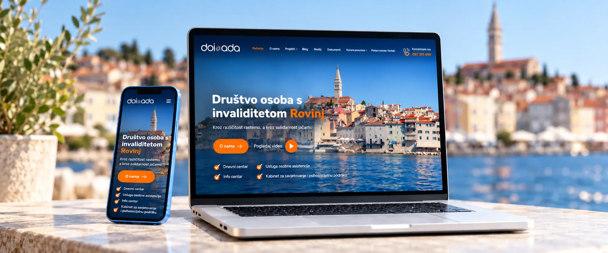 Web stranica Društva osoba s invaliditetom Rovinj prikazana na laptopu i mobitelu
