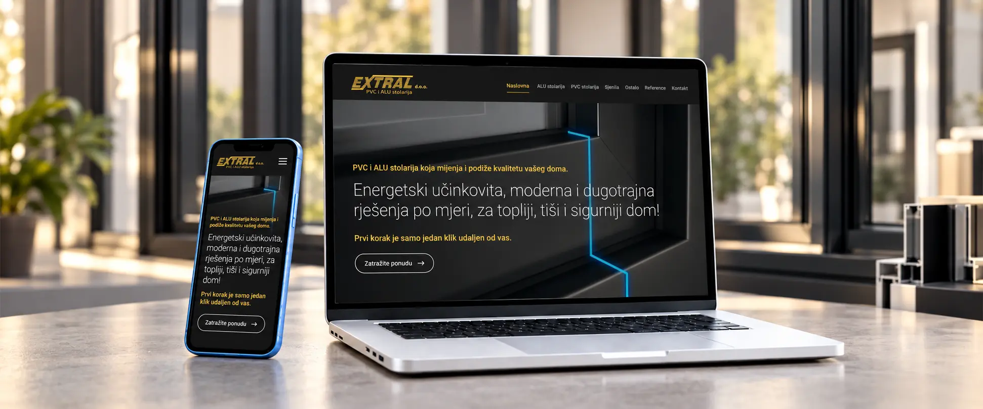 Web stranica Extral za PVC i ALU stolariju prikazana na laptopu i mobitelu